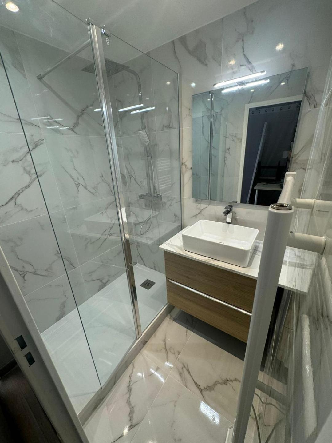 Appartement 2 Pieces En Etage Eleve, Centre-Ville Au Calme, Petite Vue Mer Nice Luaran gambar