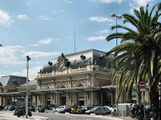 Appartement 2 Pieces En Etage Eleve, Centre-Ville Au Calme, Petite Vue Mer Nice Luaran gambar